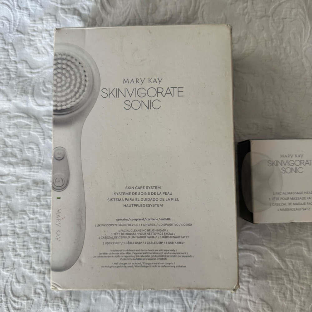 New Mary Kay Skinvigorate Sonic Cleansing System - White